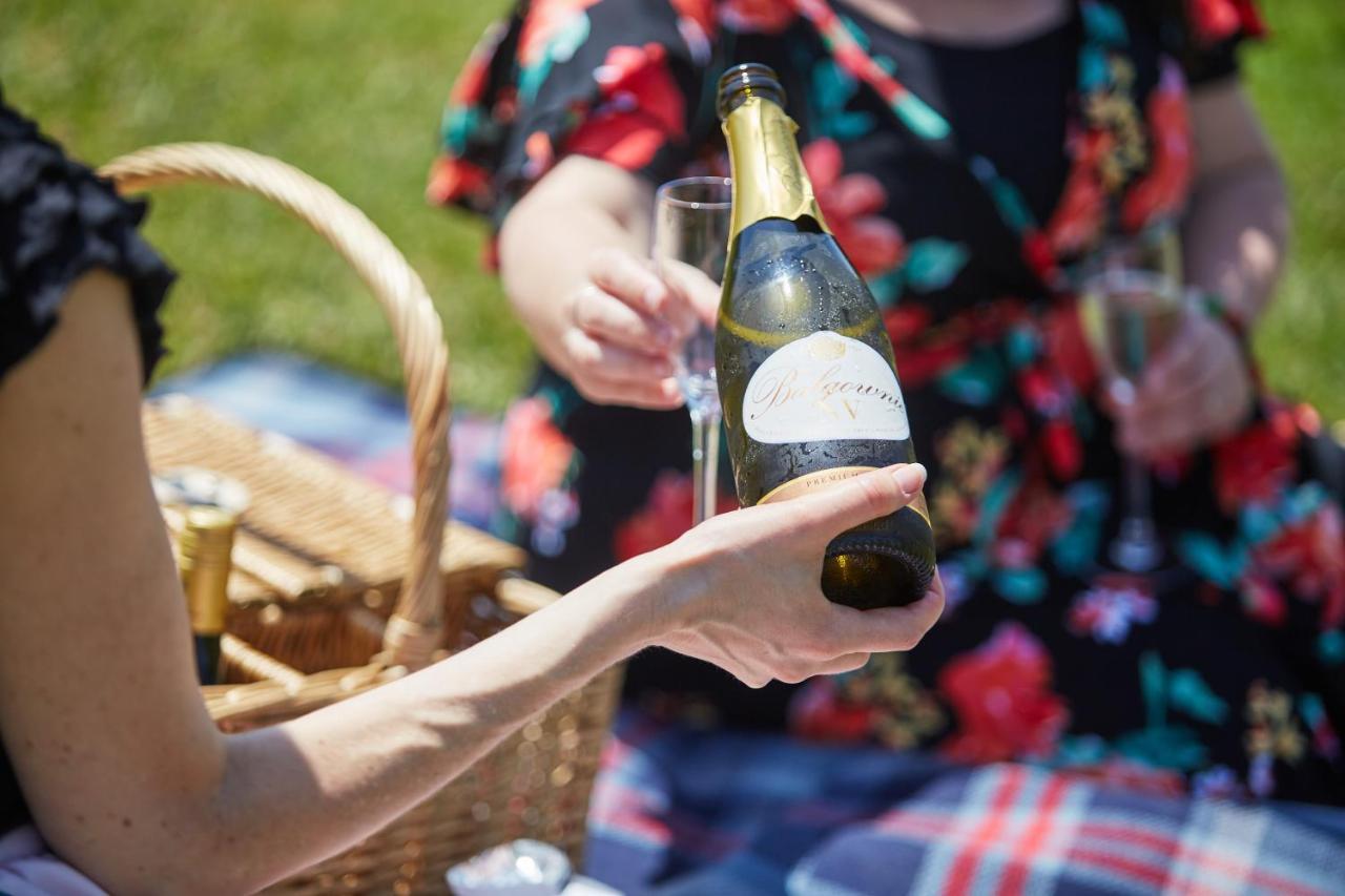 Balgownie Estate Yarra Valley Ярра-Ґлен Екстер'єр фото A bottle of champagne