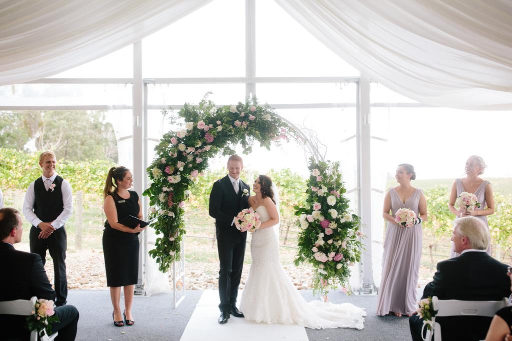 Balgownie Estate Yarra Valley Ярра-Ґлен Екстер'єр фото A wedding ceremony in progress